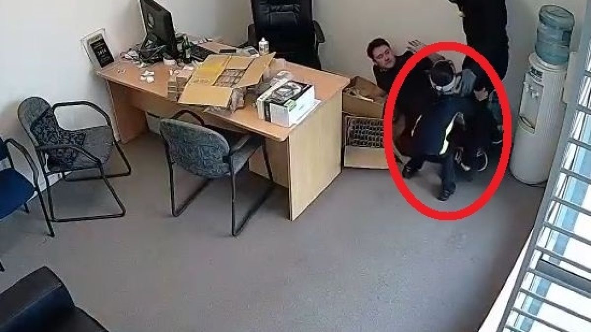 Покъртително! 6-годишно момиче се опитва да спре въоръжен с брадва крадец (ВИДЕО)