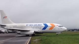На крачка от голяма трагедия: Самолет с 14 тона гориво се подхлъзна на летище