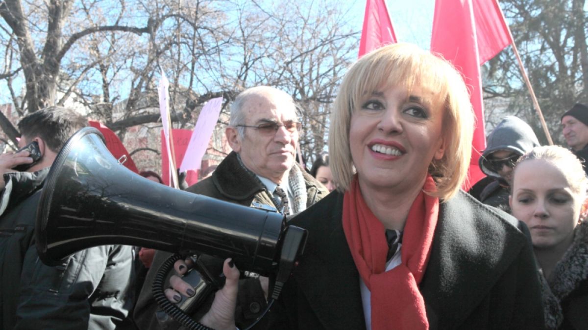 Мая Манолова от протеста пред КЕВР: Разчетите ни показват, че скок в цената на парното в момента не е необходим