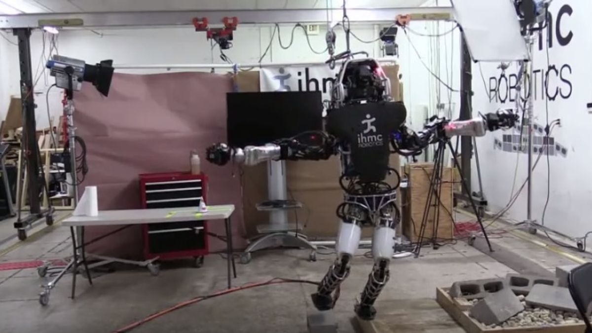 Терминаторът е все по-близо до нас! Вижте как роботът на Boston Dynamics пази равновесие като човек (ВИДЕО)