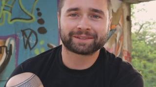 Учителят с кецове на Супер Марио и безброй татуировки (ВИДЕО)