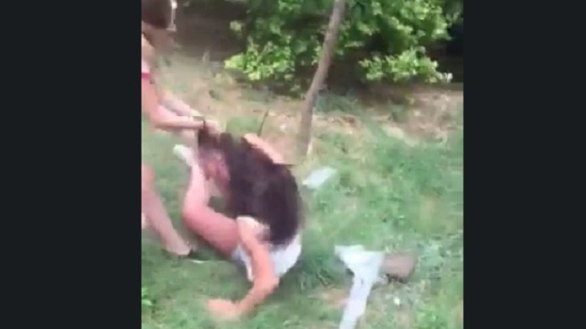 Първо в БЛИЦ! Появи се нов, брутален клип с побой над ученичка (ВИДЕО 18+)