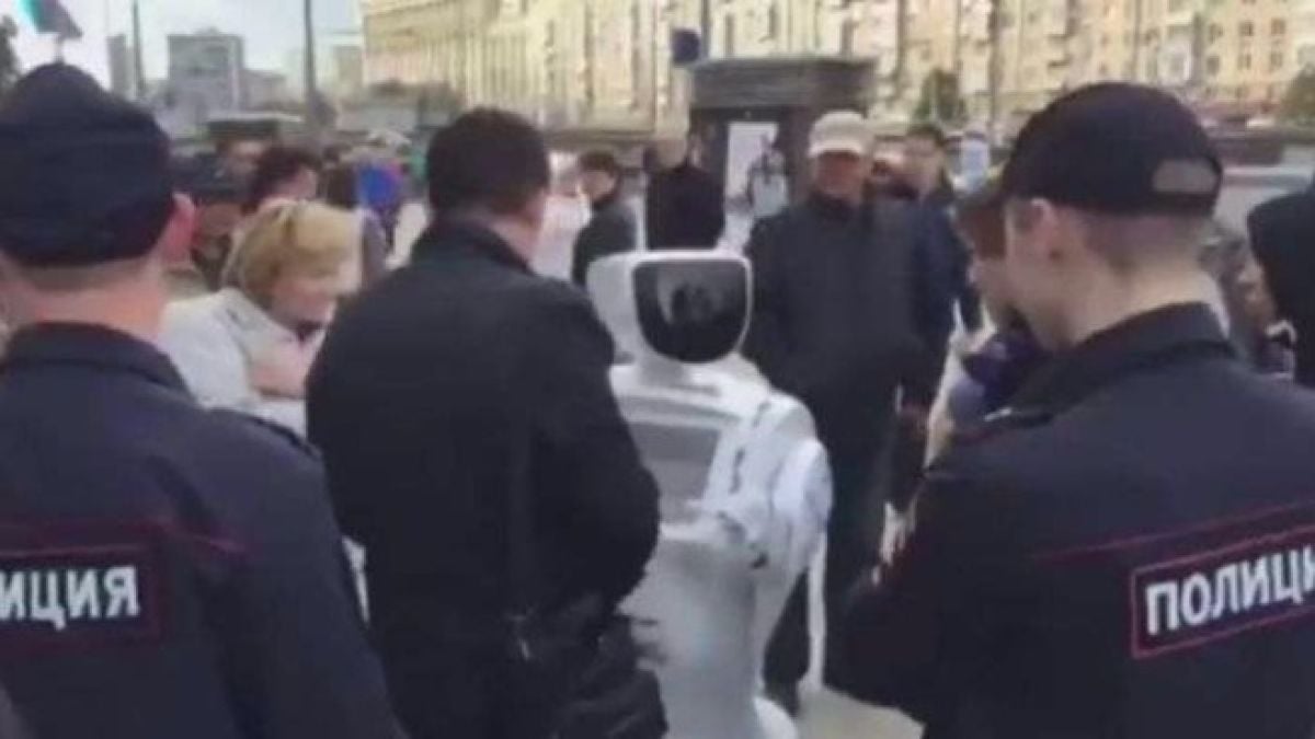 Братушките изтрещяха! Арестуваха робот, даже опитали да му сложат белезници (ВИДЕО)