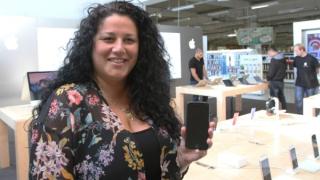 Ексклузивно в БЛИЦ! Истински фурор! Разграбиха за минути новия iPhone 7 в „Техномаркет“! (СНИМКИ)