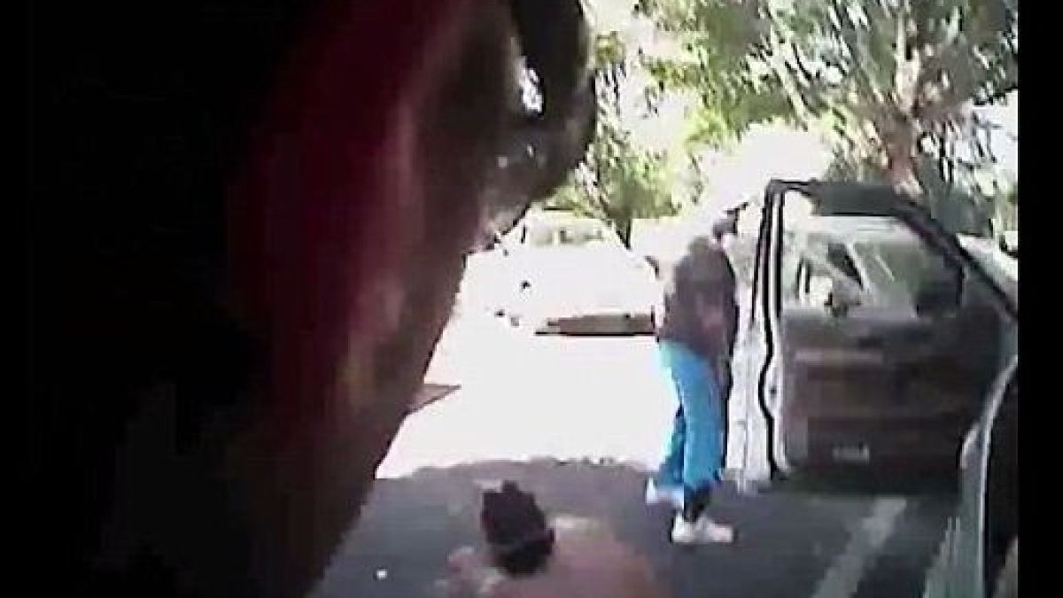 Публикуваха ВИДЕО от убийството на афроамериканеца, взривило Шарлот (18+)