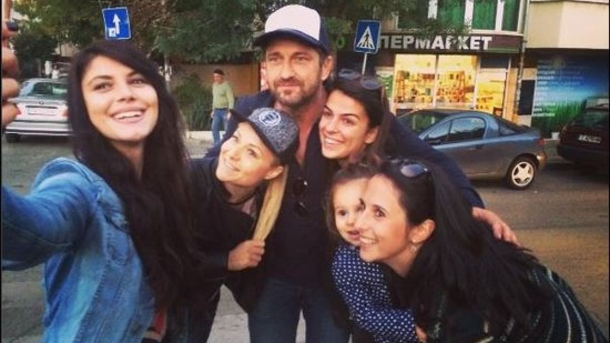 Джерард Бътлър сваля мацки с кучета в Южния парк