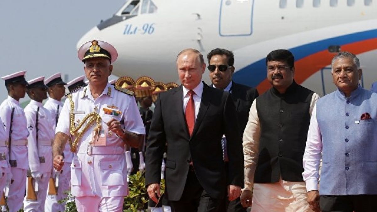 Приземиха принудително самолета на Путин! Четири часа държаха руския президент залостен на аеропорт (СНИМКИ/ВИДЕО)