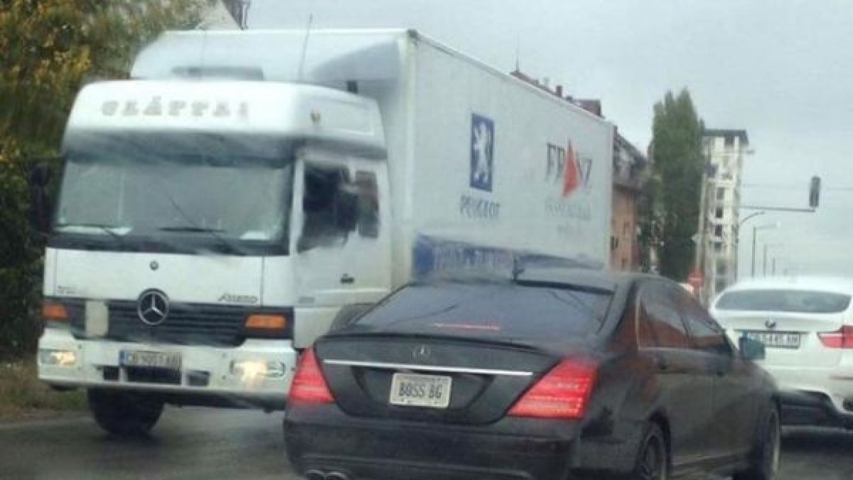 Само в БЛИЦ! Шок в София: Ще ви падне ченето от регистрационния номер на този скъпарски Мерцедес (СНИМКА)