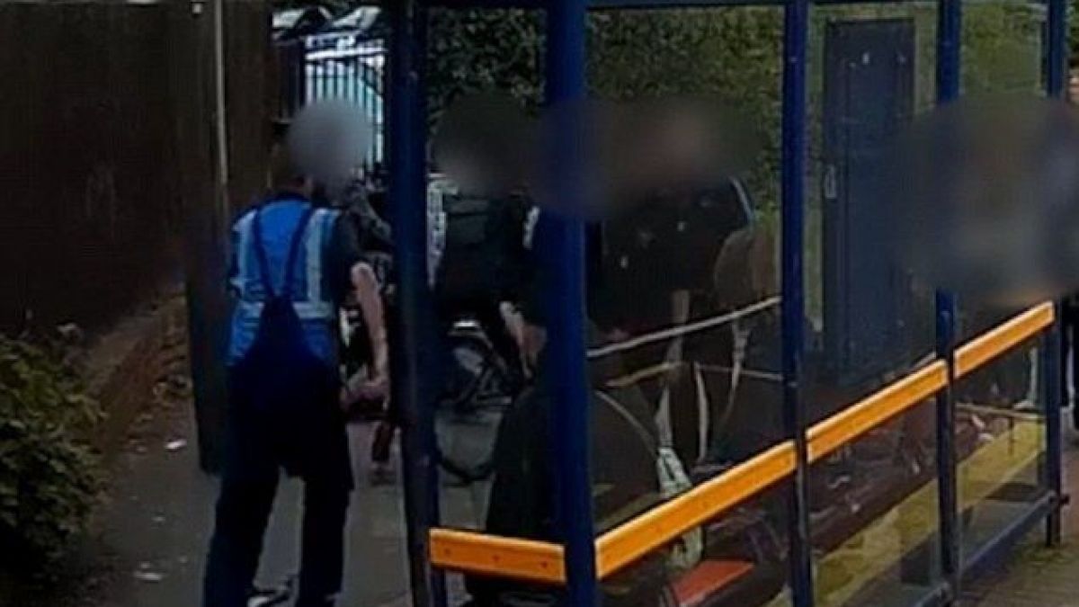 Вижте как шофьор на камион раздаде набързо улично правосъдие и спаси момче от банда тийнейджъри (СНИМКИ/ВИДЕО 18+)