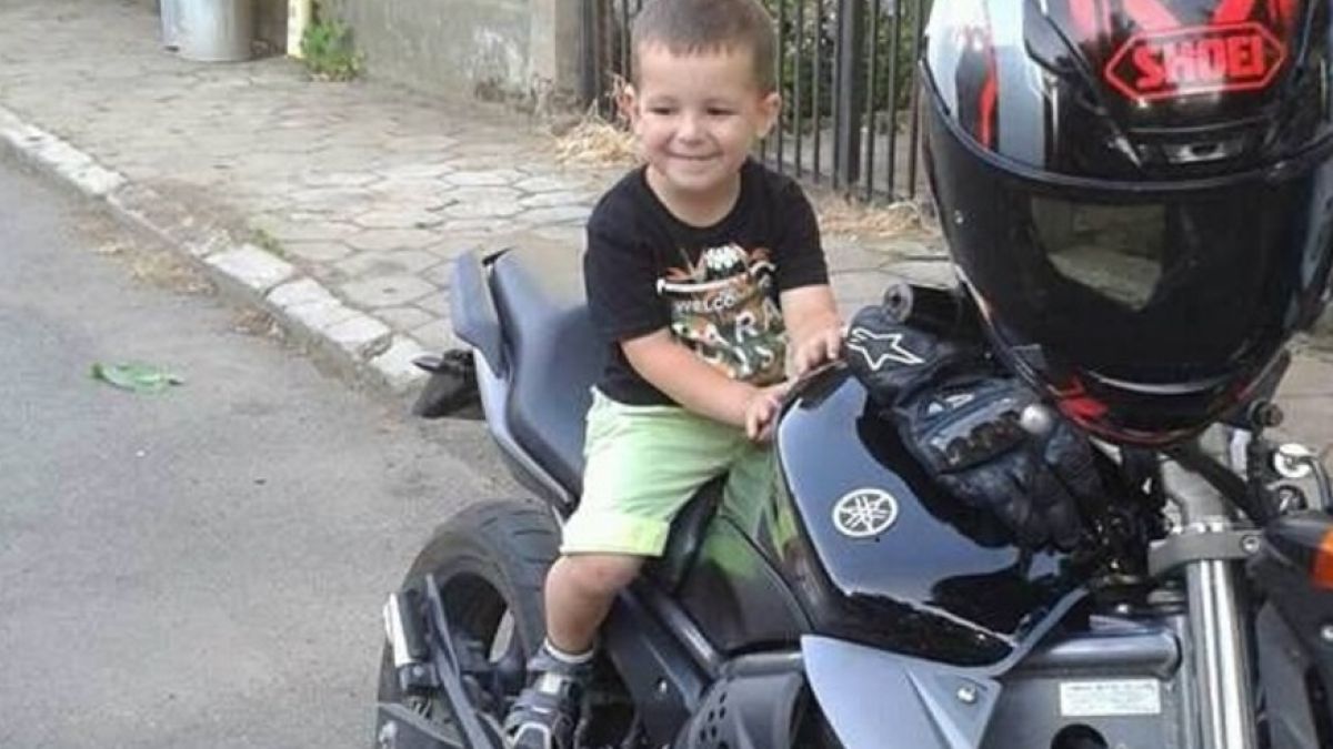 Цяла България се моли за Валентин! Само на три годинки това ангелче е с диагноза рак! 