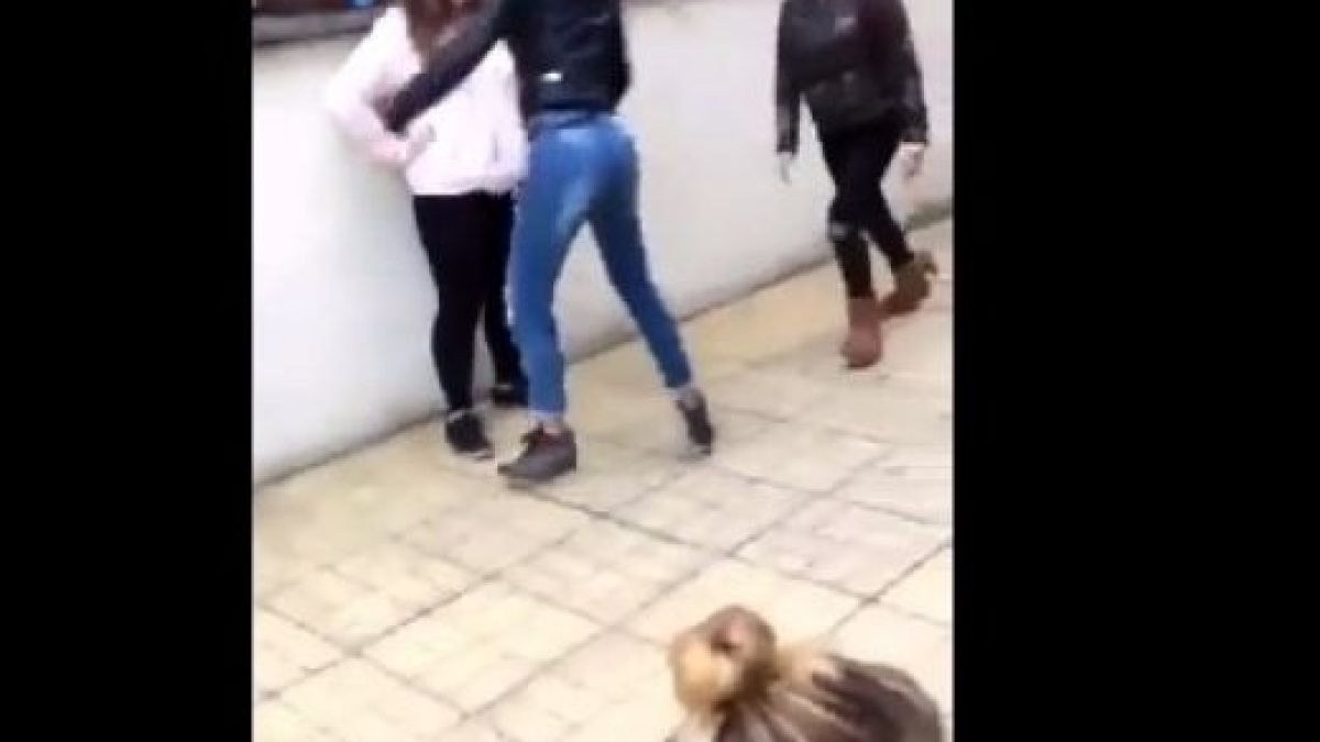 Лъсна цялата истина за зверския бой между ученички в Бургас (ВИДЕО)