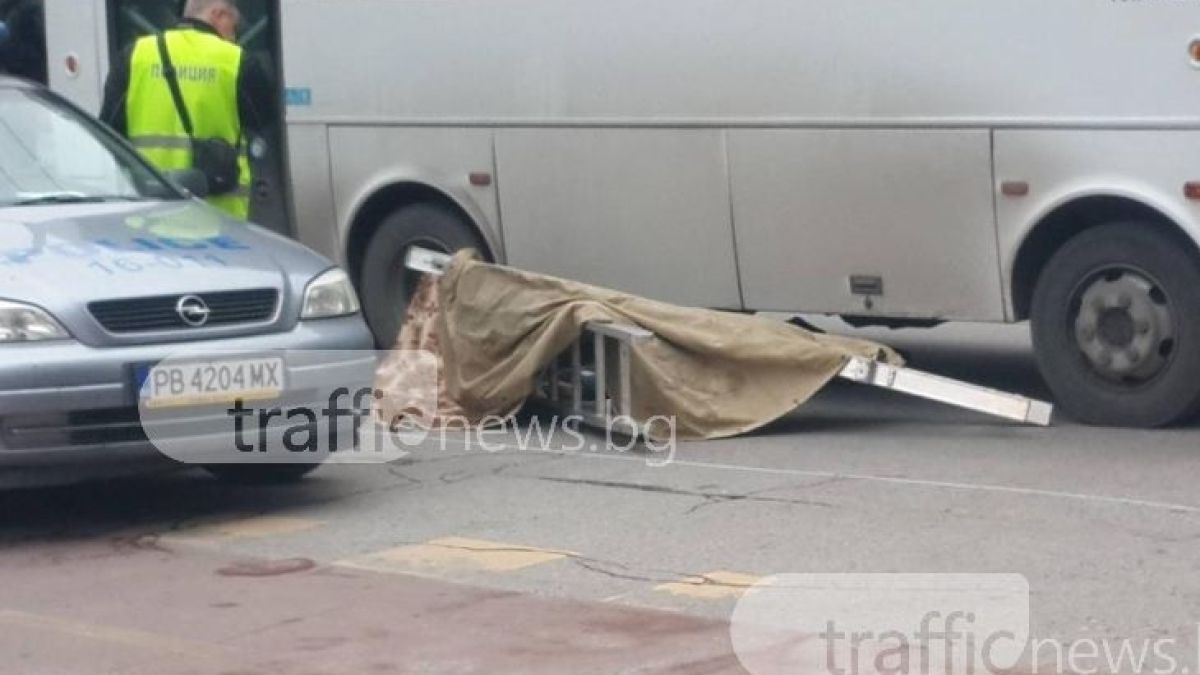 Шофьорът на автобуса убиец с първи думи след трагедията, кървавата диря е на няколко метра след рейса (СНИМКИ )