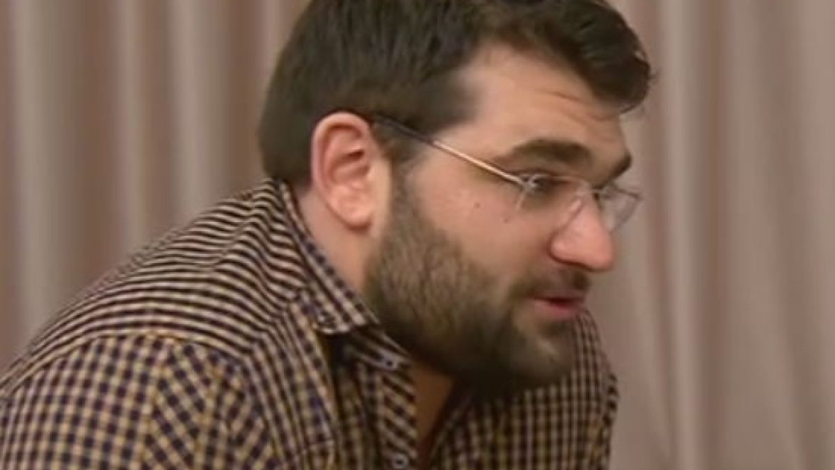 Божо Кравата проговори! Бях се поизлегнал в едно сепаре, когато нахлу Митьо Очите и кресна:"Вие на мутри ли ще ми се правите, сега ще видите какво ще ви направя!"