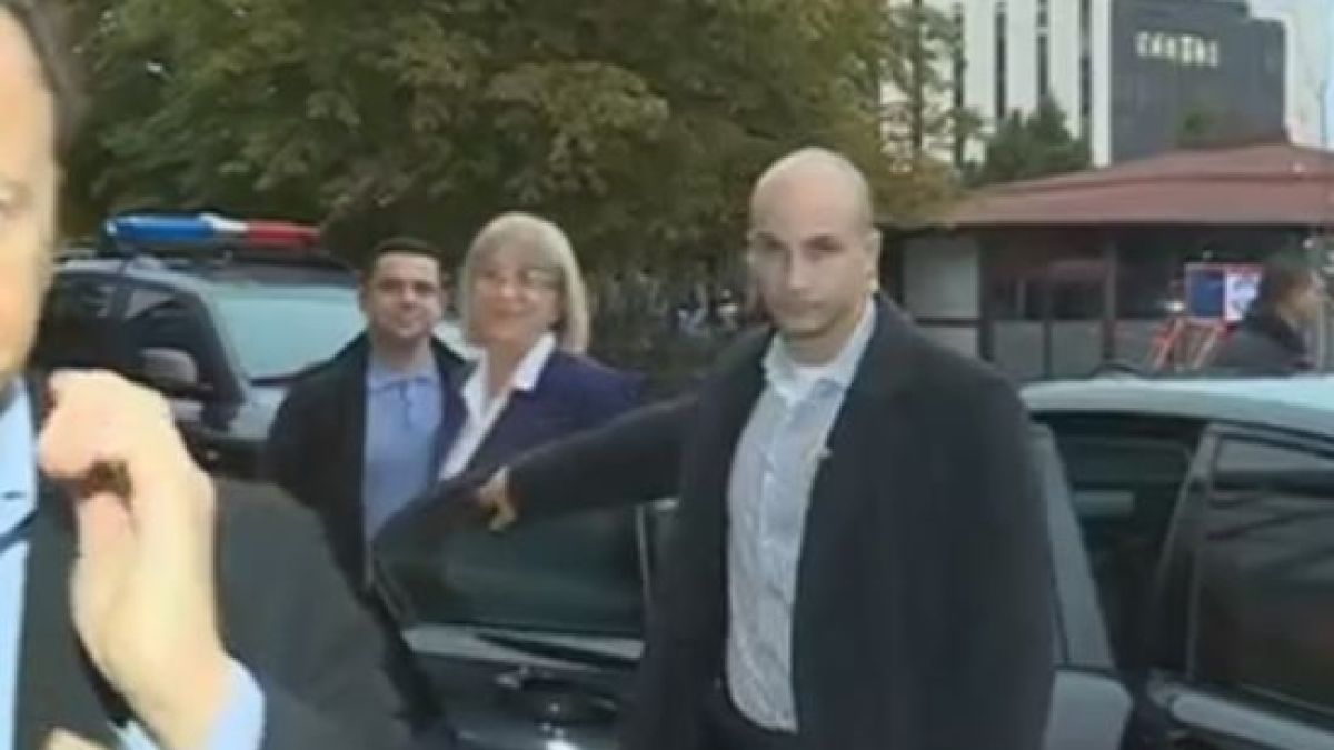 Започва се: Бурна агитка посрещна Цецка Цачева за дебата ѝ с Румен Радев след минути в ефир(СНИМКИ)