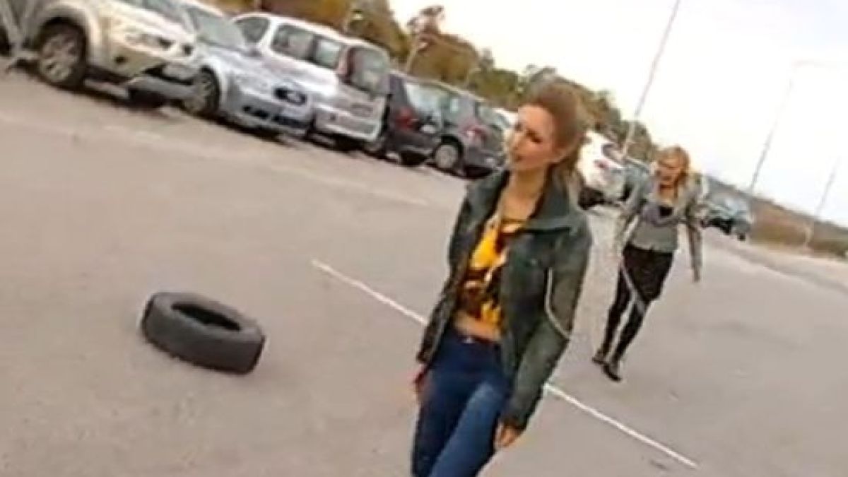 Впрегнаха Гала като катър да влачи гума, но не ѝ казаха какво има в нея (СНИМКИ)