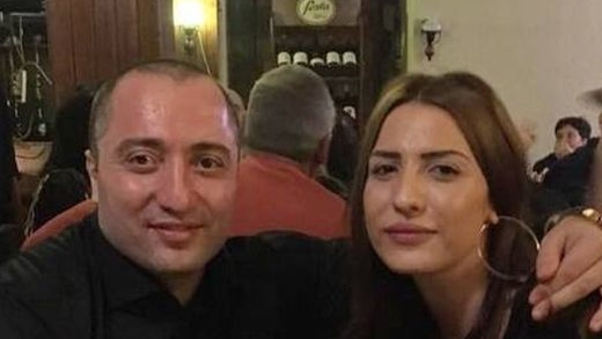 Дъщерята на Митьо Очите изригна: Кравата да не ми се прави на много интелигентен с тези очила!