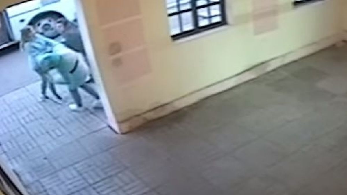 Екшън на автобусна спирка! Мъж започна да бие непознато момиче, но бързо си намери майстора (ВИДЕО)