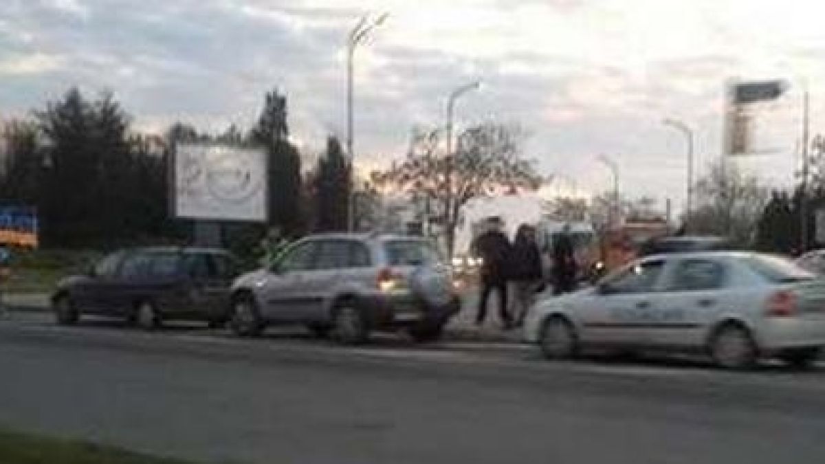 Автомеле в Бургас! Мерцедес и Ровър катастрофираха до болница (СНИМКА)