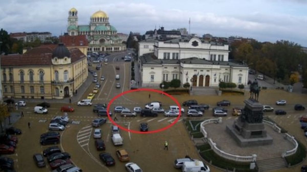 Първо в БЛИЦ: Катастрофа пред прага на Народното събрание (СНИМКИ)