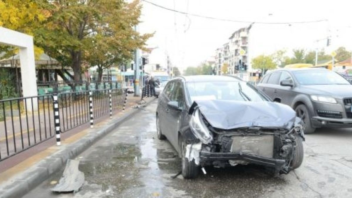 Две коли се помляха при жестока катастрофа край заведение в Пловдив (СНИМКИ)