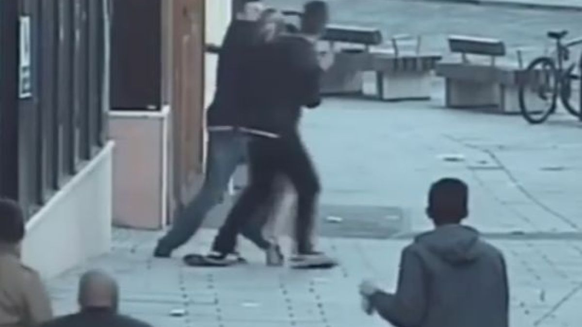 Шок и ужас в Англия! Мъж смля от бой турист пред погледа на мнозина (ВИДЕО)