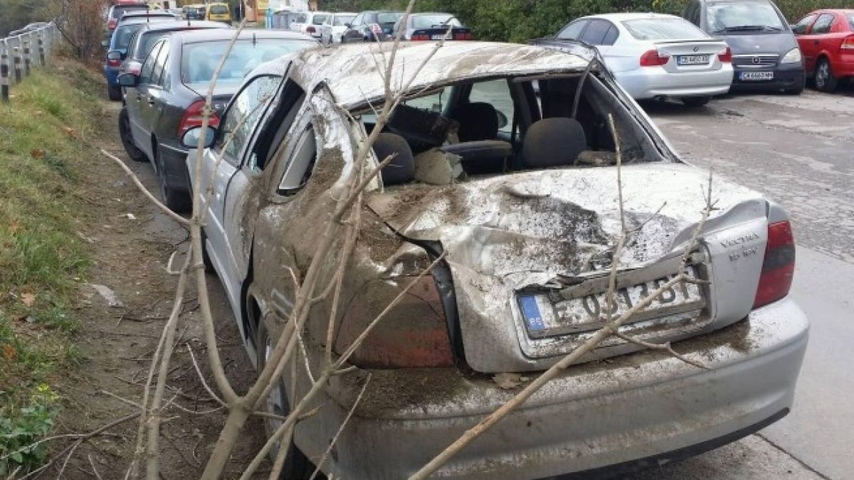 Кола лети и троши паркирани автомобили в София (ВИДЕО)