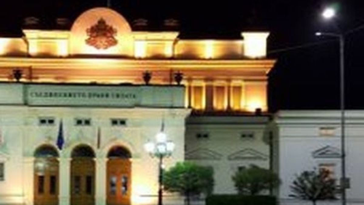 Групичка от концерта скандира пред парламента, арестуваха ги
