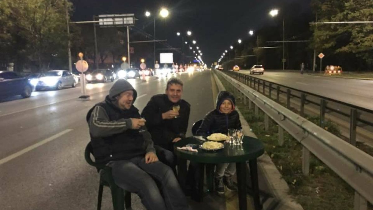 Зезвеци превърнаха Цариградско в кръчма (СНИМКИ)