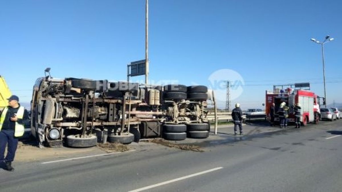ТИР се обърна край София