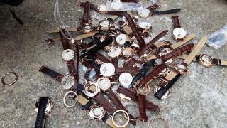 Валяк размаза близо 13 000 часовници и играчки менте в Митница Пловдив (СНИМКА)