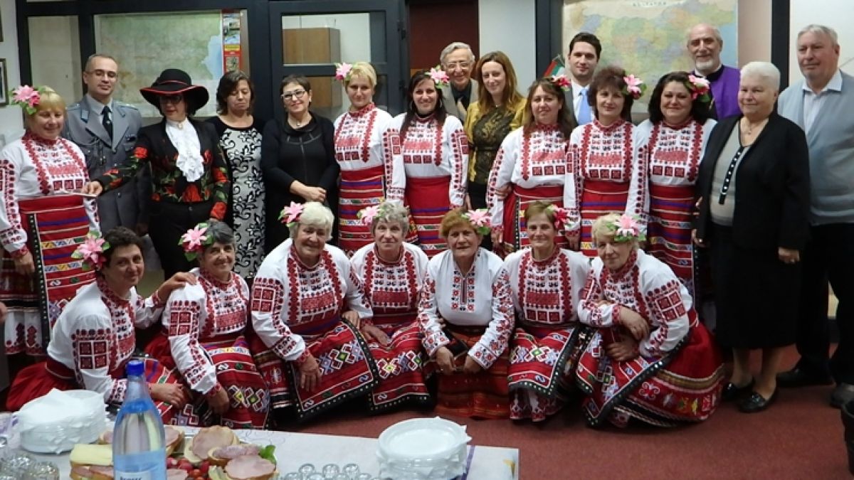 Самодейци от „Здравец“ пяха за будителите в Букурещ