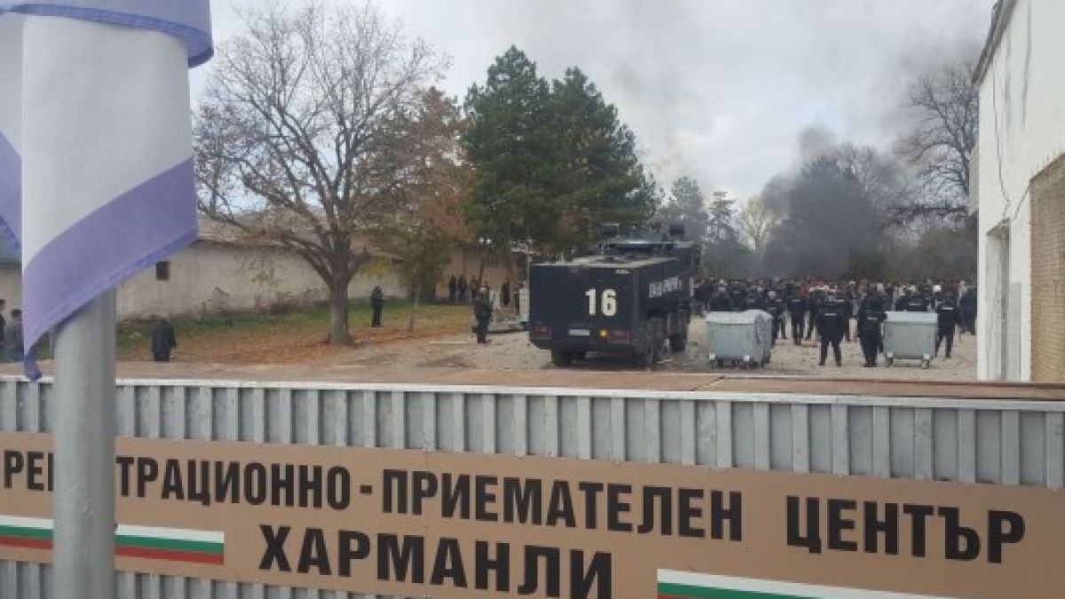 В лагера в Харманли избухна свиреп бунт на бежанците, гори пожар, замерят полицаите с камъни (СНИМКИ) 