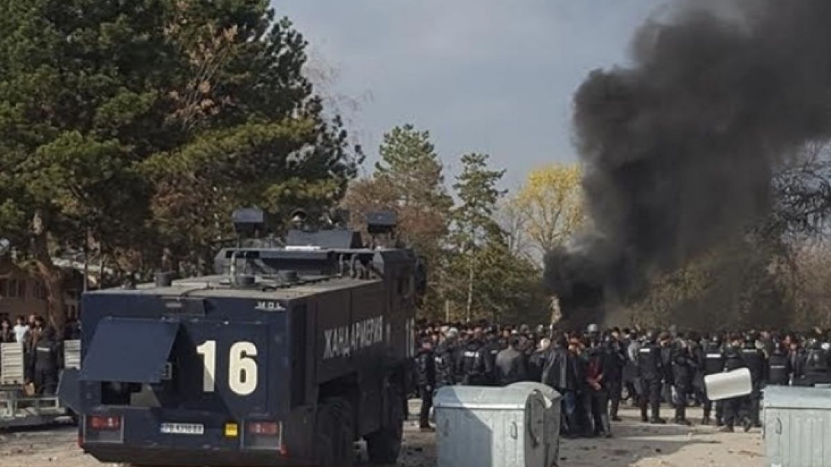 Гасан Насър пред БЛИЦ за погрома в Харманли: Вътре в лагера има такива, които насъскват останалите: "Дайте да се бунтуваме!" Може да ударят и София...