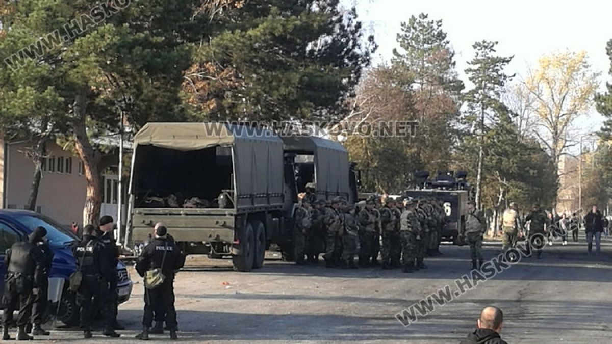 Военни от Втора механизирана бригада блокираха лагера в Харманли, хора с трибагреници се стичат към портала 