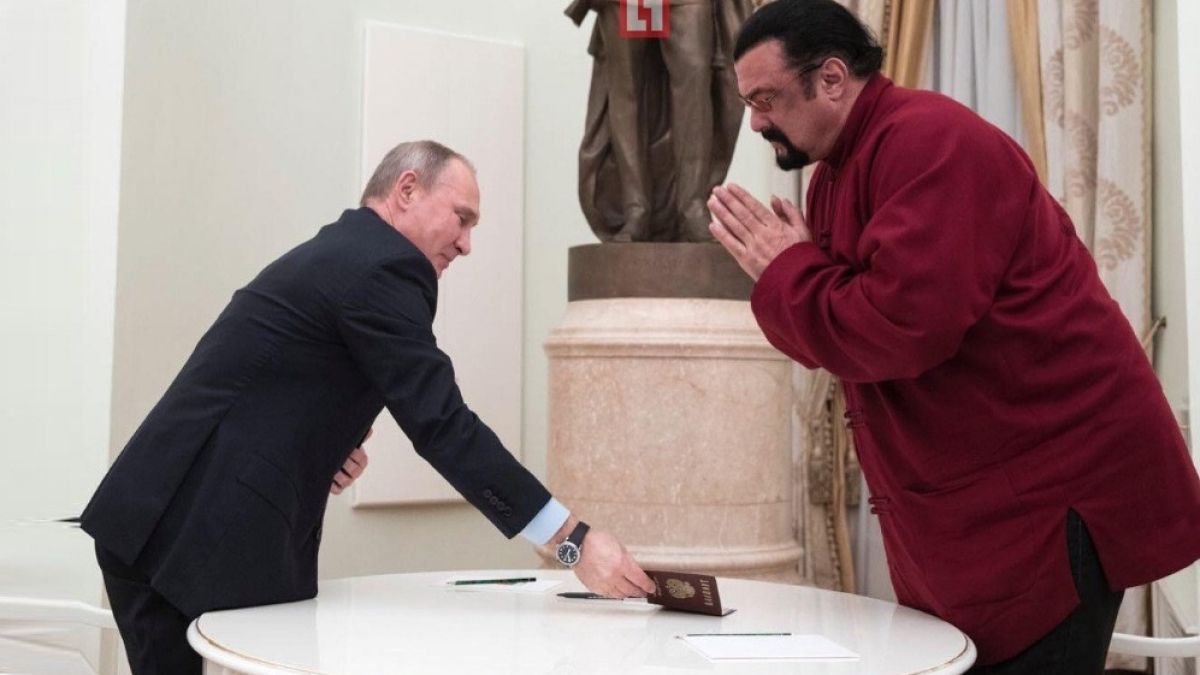 Путин връчи на Стивън Сегал паспорт за гражданин на Русия (СНИМКА)