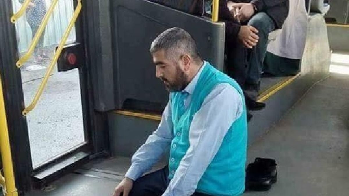 Молещ се на килимче в столичния транспорт мигрант предизвика скандал в мрежата
