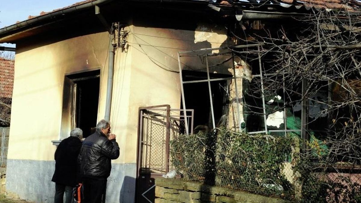 Само в БЛИЦ! Ужасяващи подробности за трагедията в село Лисец: Намерили овъглената Ася, прегърнала двете си мъртви момченца (СНИМКИ)
