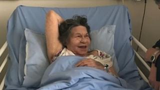Не е за вярване кой забавлява Мутафова в болничната стая