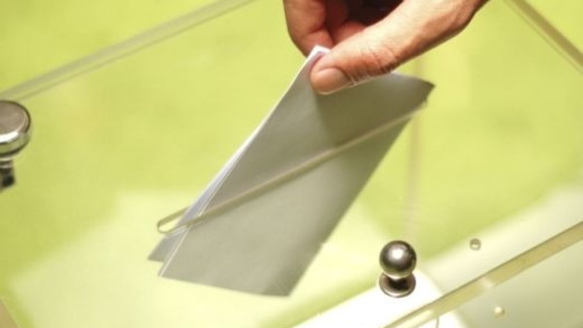 Член на СИК е подал две еднакви бюлетини на гласоподавател в Хасково ВИДЕО