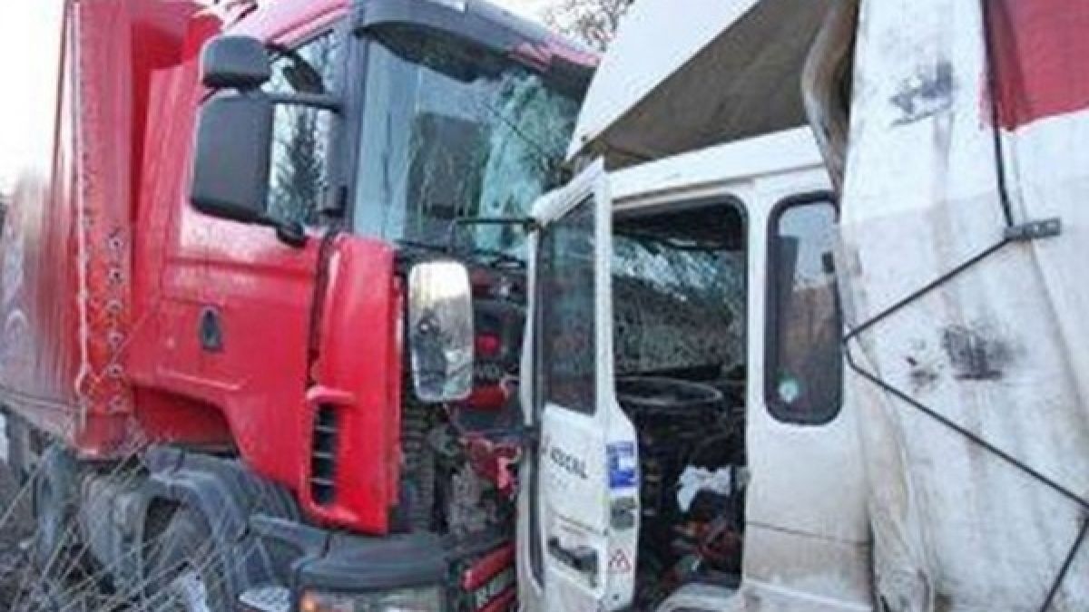 Зверска катастрофа на "Тракия"! Полски тираджия заспа и блъсна наш ТИР