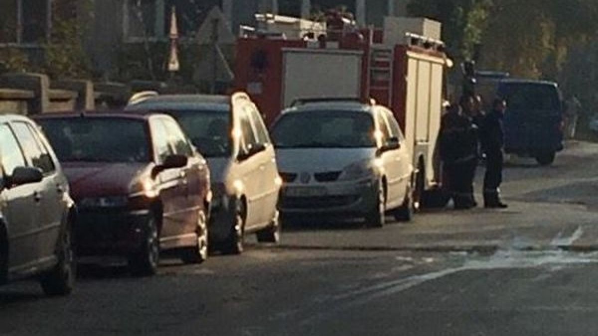 Сигнал от очевидец: Взривно устройство е било открито зад 24-о СОУ, на място пристигнали полиция и пожарна 
