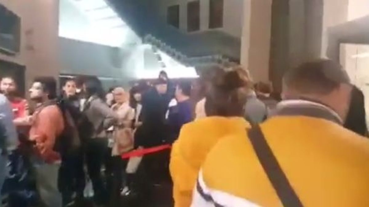 Сигнал до БЛИЦ: В Барселона е пълен кошмар, хората чакаха на опашка над 4 часа, за да гласуват (СНИМКИ/ВИДЕО)