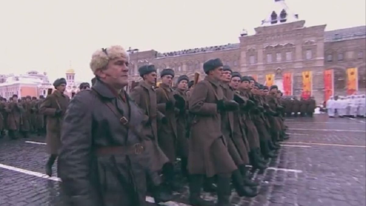 Парад на непобедимите в заснежена Москва напомни за подвига на защитниците ѝ, разгромили фашистките орди през зимата на 1941 г (ВИДЕО)