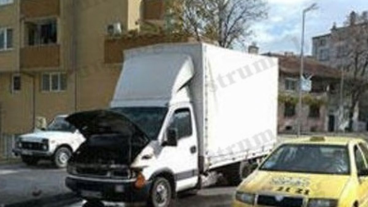 Микробус се взриви на кръгово в Благоевград (СНИМКИ)
