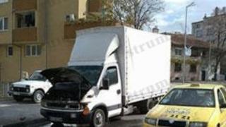Микробус се взриви на кръгово в Благоевград (СНИМКИ)