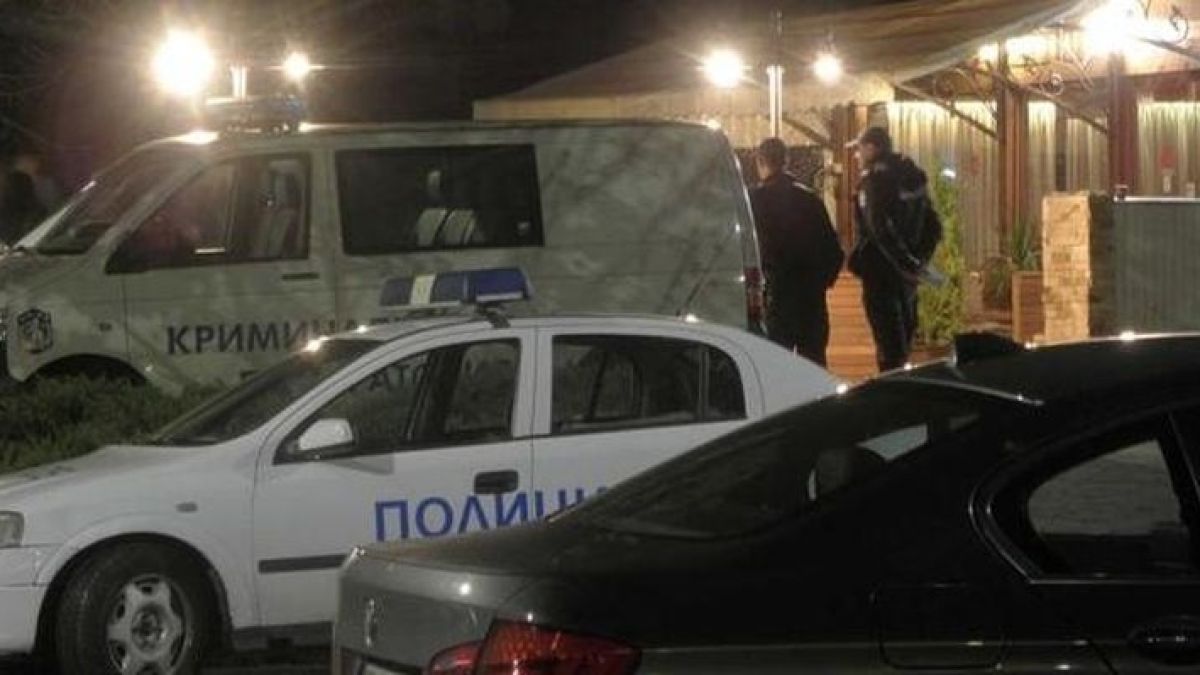 Антимафиоти обискират "до голо" Мишката и Боклука в тоалетната на благоевградско кафене