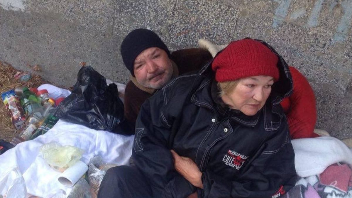Драма във Варна! Майка и син четвърти месец живеят под тераса, умират от студ (СНИМКИ)