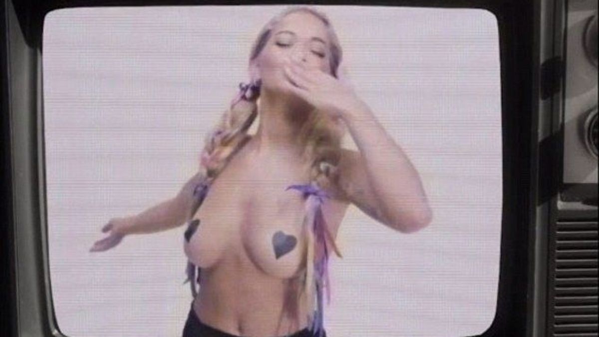 Певицата Рита Ора заголи бомбите (СНИМКИ/ВИДЕО 18+)   