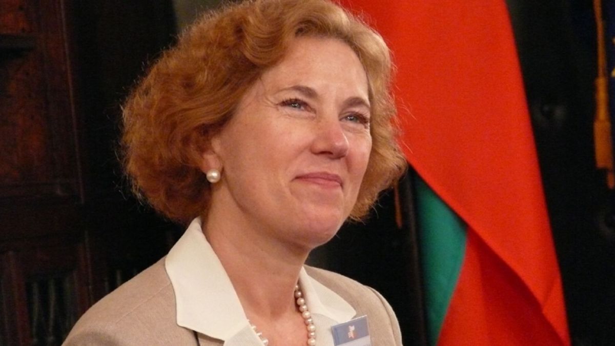 Елена Поптодорова - поканена за служебен премиер
