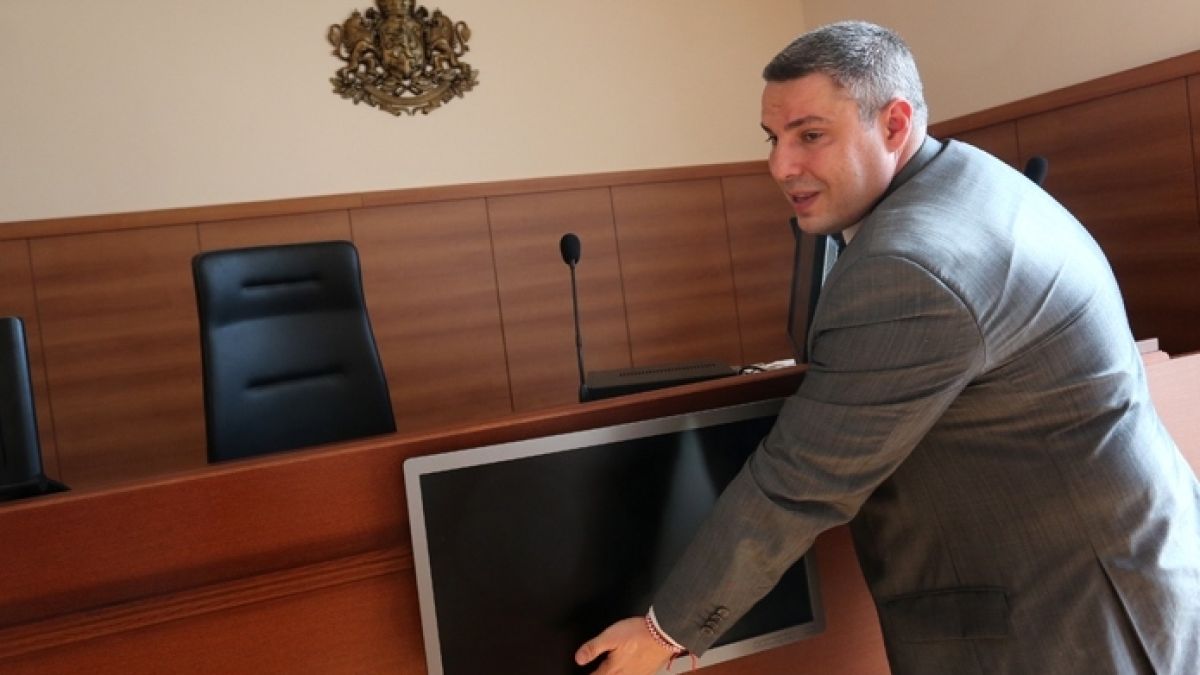 Театралните постановки на Методи Лалов нямат край! Шефът на съда се държи като шоумена Гого Лозанов, влиза в проекта "Кота -1"!
